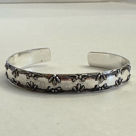 Signed Avon Textured Silver Tone Metal Cuff Bracelet Vintage - Picture 13 of 13